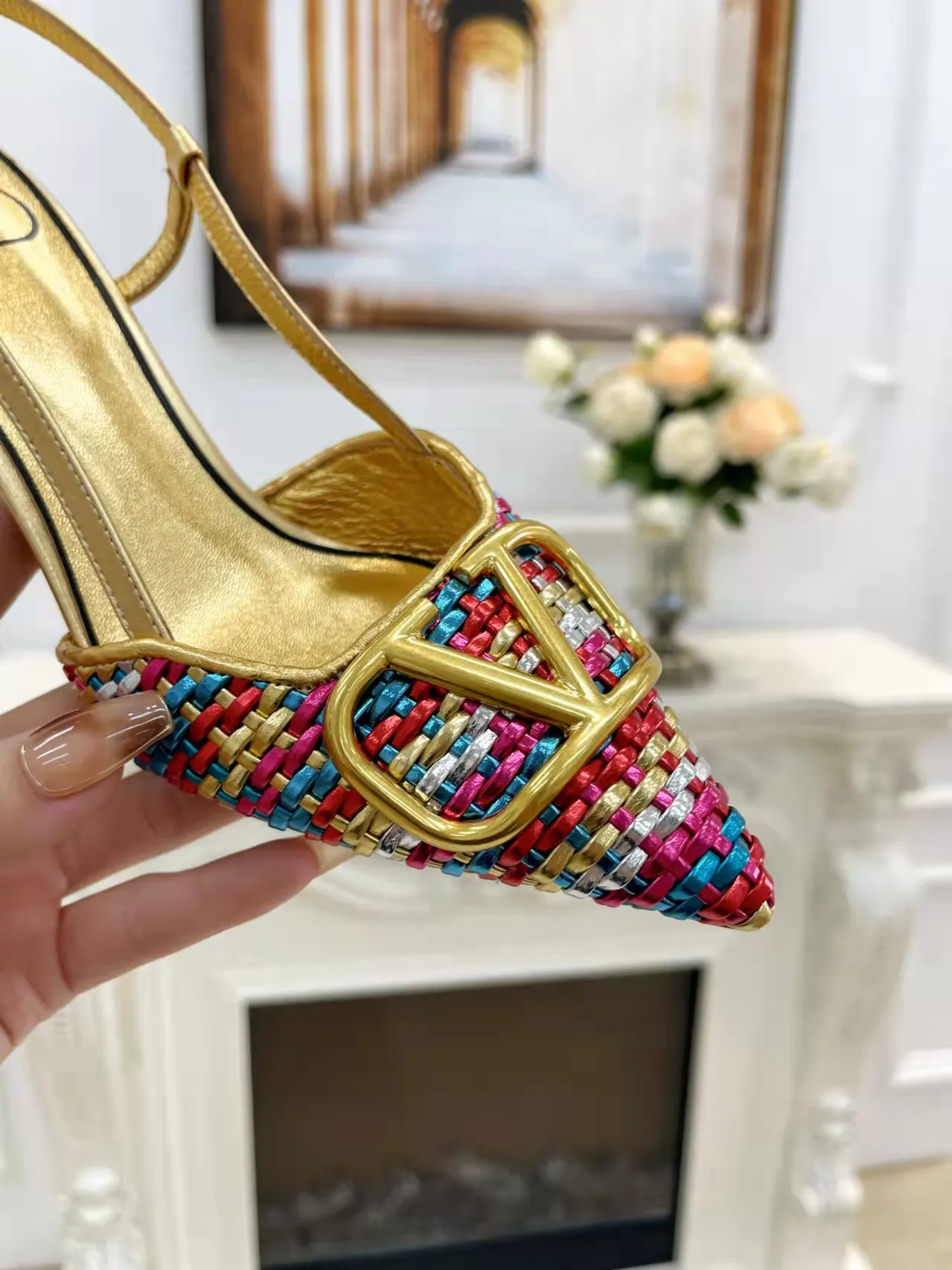 👟👟Ex-factory price 440👟👟 Genuine leather sole +40 Top version 𝑉𝐴𝐿𝐸𝑁𝑇𝐼𝑁𝑂 Valentino new spring and summer women's 5⃣️color empty back sandals. The unique [V family hand-woven] brings out a full sense of high-end, and the new season will live up to expectations! Worth buying★Absolutely high-grade❥Original method, Absolutely sensual❥Elegant style, creating a different feeling, simple and elegant style!  Code number: 35-41 (34-42 is custom-made and non-returnable) Inner lining: Sheepskin lining Heel height: 7.5 cm Leather outsole + 40 rubber outsole